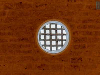 Sulla volta in tufo troviamo invece un altro lucernario rotondo. �Questa era la stanza da dove le suore di clausura seguivano le celebrazioni liturgiche, nascoste dalle grate�, ci spiega Alfredo conducendoci nell�altro locale adiacente